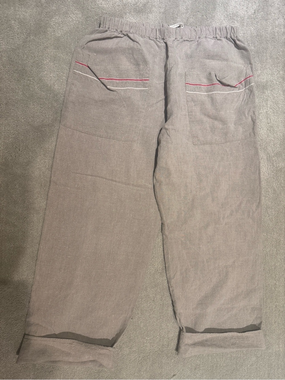 Linen relaxed pants with front pockets & red stripe.
